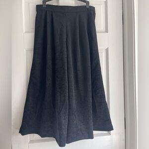 Classic Black Wide Legged Capri Pants